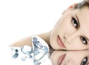 Frau nach Diamant Mikrodermabrasion